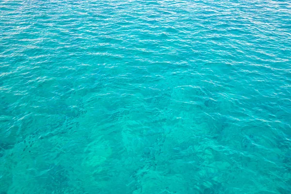 Piękne tło z wodą morską. Powierzchnia Morza Śródziemnego — Zdjęcie stockowe