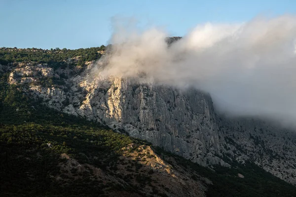 Όμορφα Σύννεφα Στην Κορυφή Του Βουνού Στην Κριμαία — Φωτογραφία Αρχείου