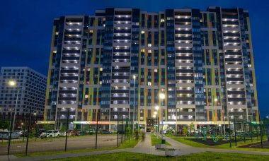 Moskova, Rusya - 7 Temmuz. 2020 yılı. Yeni mahallede tipik modern şehir manzarası