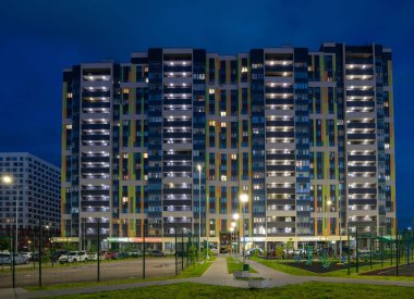 Moskova, Rusya - 7 Temmuz. 2020 yılı. Yeni mahallede tipik modern şehir manzarası