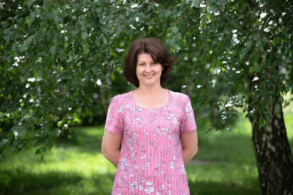 Femme Robe Rose Dans Parc Été — Photo