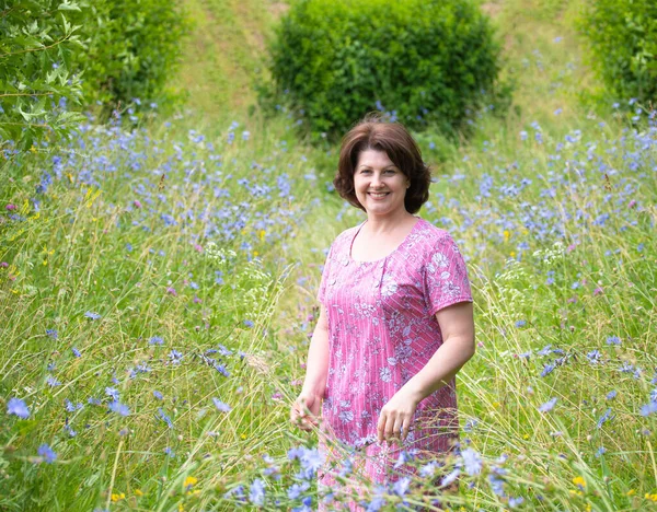 Middle Aged Woman Beautiful Wild Meadow Summer — Stock Photo, Image