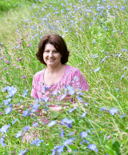 Femme Âge Moyen Sur Une Belle Prairie Sauvage Été — Photo