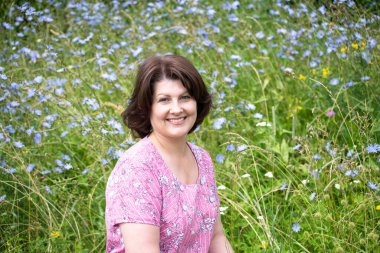 Yazın güzel çayırlarda orta yaşlı bir kadın.