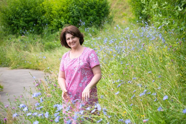 Middle Aged Woman Beautiful Wild Meadow Summer — Stock Photo, Image