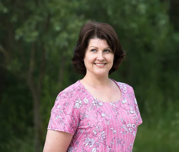 Vrouw Een Roze Jurk Een Zomer Bos Achtergrond — Stockfoto