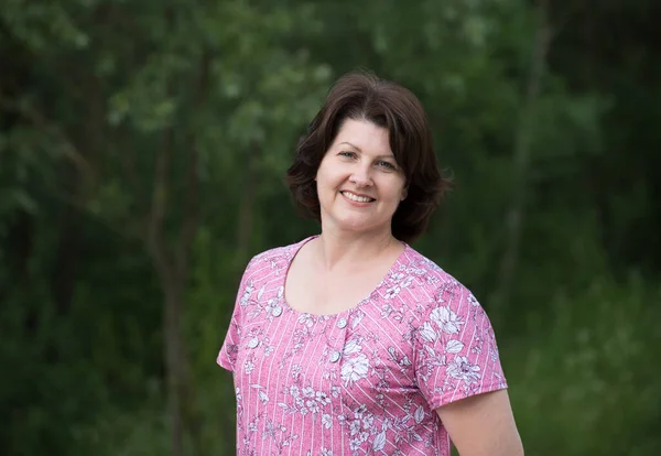 Vrouw Een Roze Jurk Een Zomer Bos Achtergrond — Stockfoto