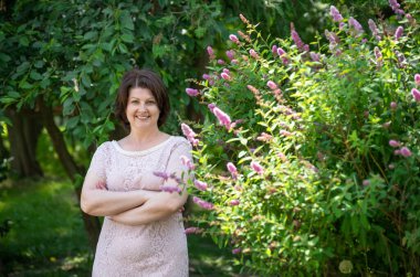 Pembe Buddley yakınlarındaki bahçede kadınlar