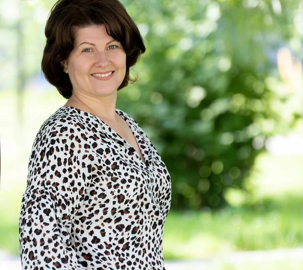 Portret Van Een Vrouw Van Middelbare Leeftijd Een Kleurrijke Blouse — Stockfoto