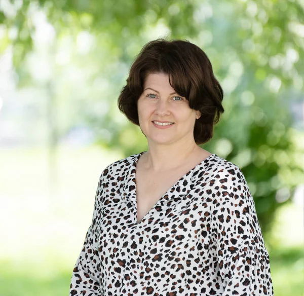 Portret Van Een Vrouw Van Middelbare Leeftijd Een Kleurrijke Blouse — Stockfoto