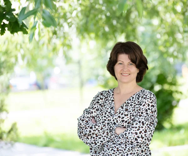 Porträt Einer Frau Mittleren Alters Einer Bunten Bluse Der Natur — Stockfoto