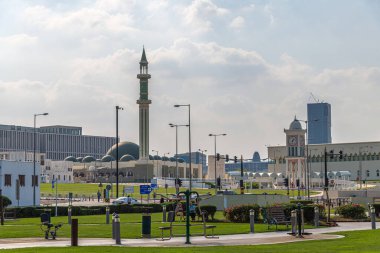 Doha, Katar - 21 Kasım. 2019. Al Shouyoukh Camii ve Saat Kulesi