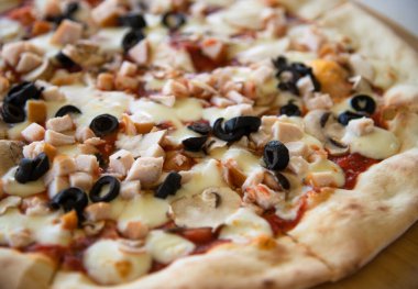 Zeytinli ve mantarlı pizza