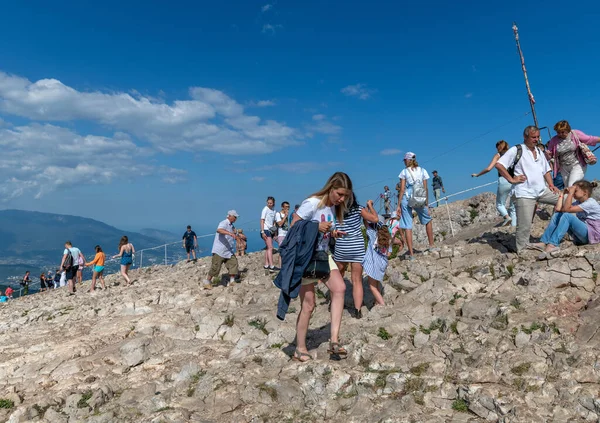 Petri Crimeia Julho 2019 Turistas Escalar Para Topo Montanha Marco — Fotografia de Stock