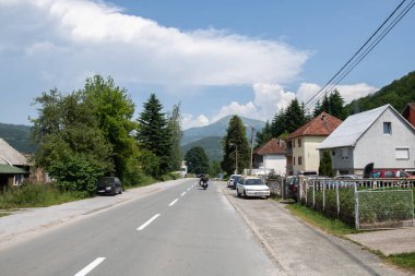 Karadağ 'da yol kenarındaki kır evleri