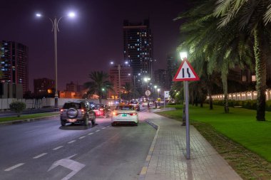 Ajman, BAE - 5 Nisan. 2018. Gece Şeyh Humaida bin Rashid al-Nuaimi Caddesi.