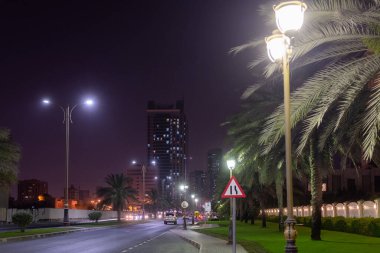 Ajman, BAE - 5 Nisan. 2018. Gece Şeyh Humaida bin Rashid al-Nuaimi Caddesi.