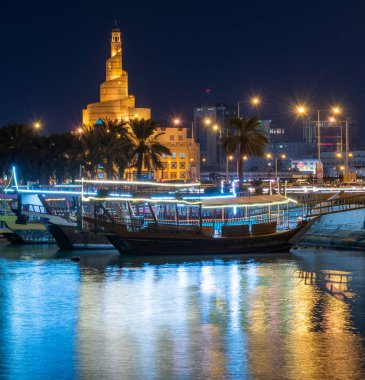 Doha, Katar - 23 Kasım. 2019. Arkadaki turist tekneleri Abdullah Bin Zedd El Mahmut İslam Kültür Merkezi