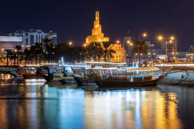 Doha, Katar - 23 Kasım. 2019. Arkadaki turist tekneleri Abdullah Bin Zedd El Mahmut İslam Kültür Merkezi