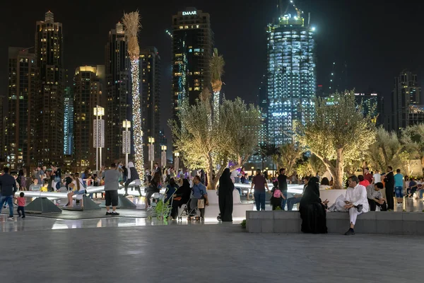Dubai Emirados Árabes Unidos Abril 2018 Turistas Uma Praça Fonte — Fotografia de Stock