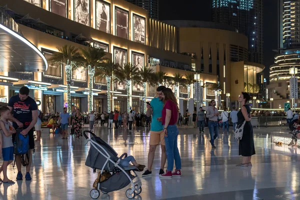 Dubai Uae April 2018 Tourists Square Fountain Front Dubai Mall — Stock Photo, Image