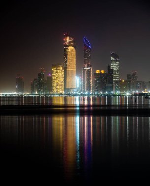 Abu Dabi, BAE 'nin gece panoraması