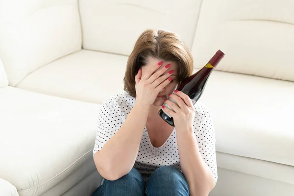 Başı Ağrıyan Bir Kadın Bir Şişe Şarap — Stok fotoğraf