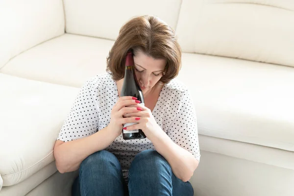 Frau Mit Kopfschmerzen Und Einer Flasche Wein — Stockfoto