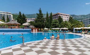 Becici, Karadağ - 8 Haziran. 2019. Iberostar tatil köyünde yüzme havuzu