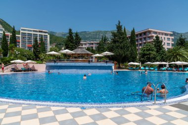 Becici, Karadağ - 8 Haziran. 2019. Iberostar tatil köyünde yüzme havuzu