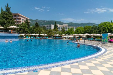 Becici, Karadağ - 8 Haziran. 2019. Iberostar tatil köyünde yüzme havuzu