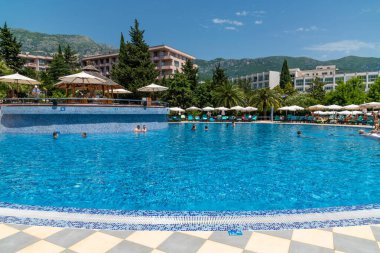 Becici, Karadağ - 8 Haziran. 2019. Iberostar tatil köyünde yüzme havuzu