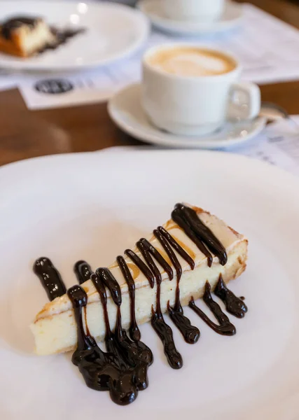 Pezzo Torta Condito Con Cioccolato Tavolo Caffè — Foto Stock