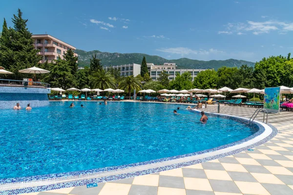 Becici, Karadağ - 8 Haziran. 2019. Iberostar tatil köyünde yüzme havuzu