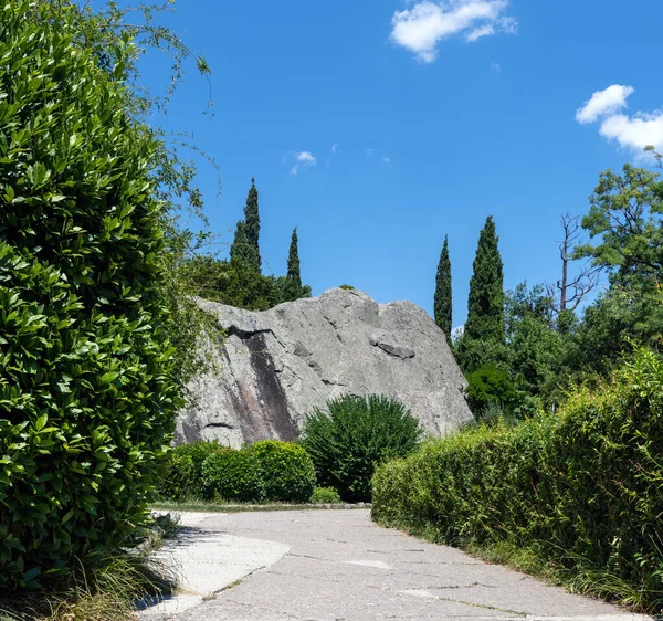 El bulto de gabbro diabase - la piedra, la atracción turística en el Parque Vorontsovsky, la Crimea — Foto de Stock