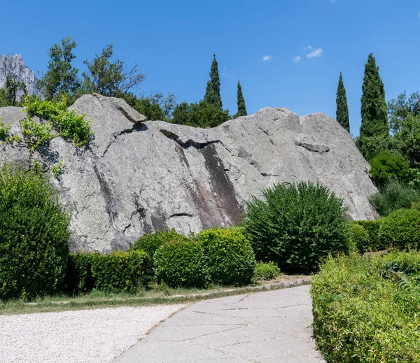 Pedaço de gabbro diabase - pedra, atração turística em Vorontsovsky Park, Crimeia — Fotografia de Stock
