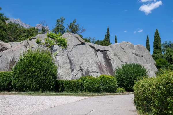 Pedaço de gabbro diabase - pedra, atração turística em Vorontsovsky Park, Crimeia — Fotografia de Stock