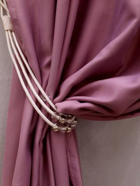 Tutuculu güzel pembe perdeler.