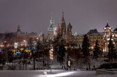 Moskova, Rusya - 2 Ocak. 2019. Gece manzaralı St. Basils Katedrali ve Kremlin