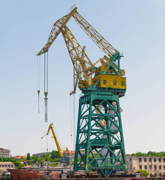 Kranen in de cargohaven van Sevastopol in de Krim — Stockfoto