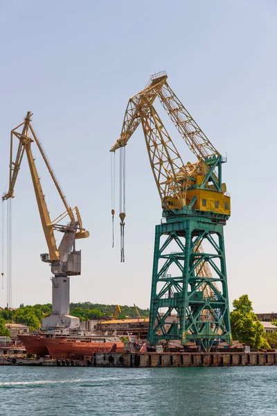 Kranar i frakthamnen i Sevastopol i Krim — Stockfoto