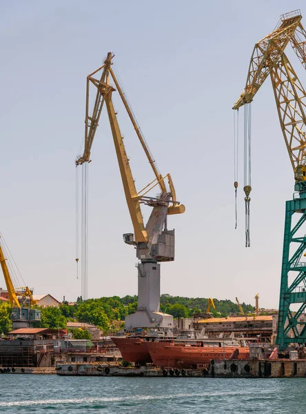 Jeřábi v nákladním přístavu Sevastopol na Krymu — Stock fotografie