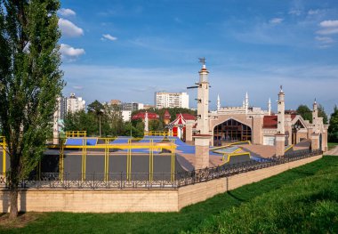 Moskova, Rusya - 5 Ağustos. 2020 yılı. Zelenograd 'da Moskova Mevsimler Festivali' nde paten parkı