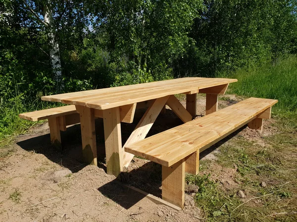 Дерев'яний стіл і лавки для відпочинку на відкритому повітрі — стокове фото