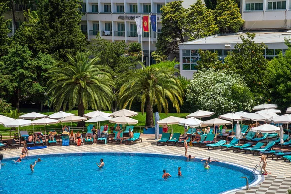 Becici, Karadağ - 13 Haziran 2019. Becici 'nin popüler tatil köyündeki havuz otelinin manzarası