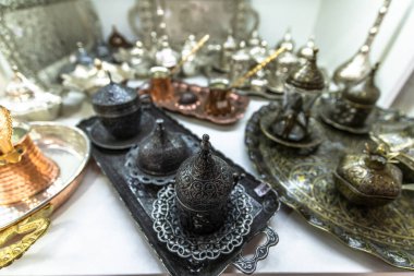 Kırım 'da geleneksel Tatar çayı teneke kutuları