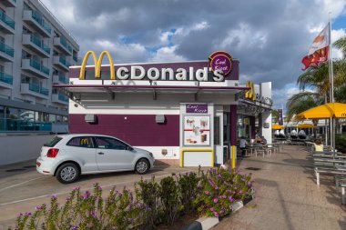 Protaras, Kıbrıs - 6 Ekim. 2019. Protaras Caddesi 'ndeki McDonald' s.