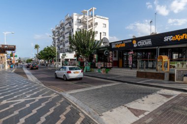 Protaras, Kıbrıs - 6 Ekim. 2019. Protaras Bulvarı 'nın genel formu. Restoranları ve otelleri var.