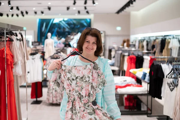 Mujer Elige Vestido Tienda — Foto de Stock