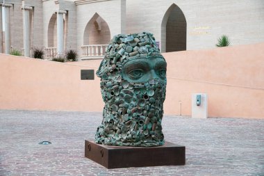 Doha, Katar - 20 numara. 2019. Katara kültür köyündeki eski metal tabaklardan heykel